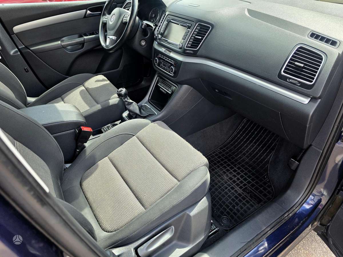 Volkswagen Sharan 2011 — photo 11