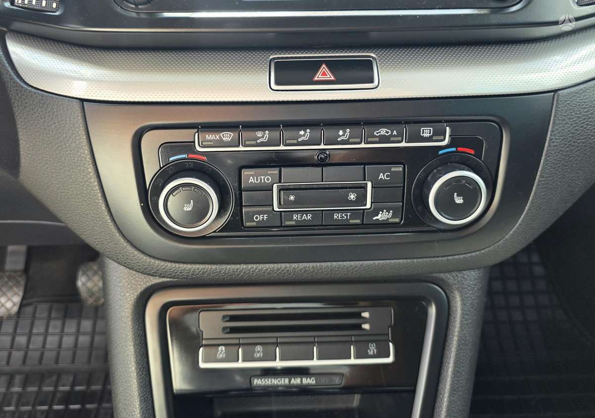 Volkswagen Sharan 2011 — photo 16