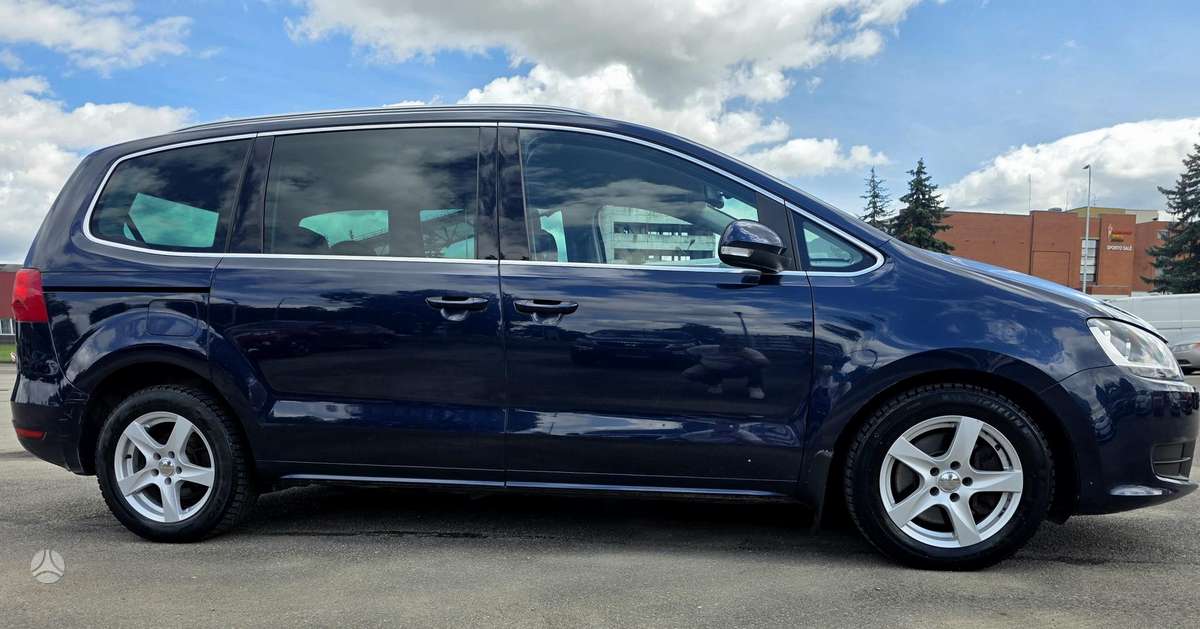 Volkswagen Sharan 2011 — rear view