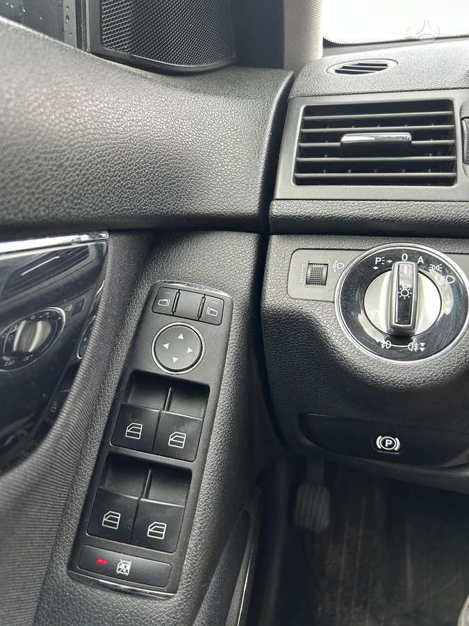 Mercedes-Benz C200 2009 — photo 9
