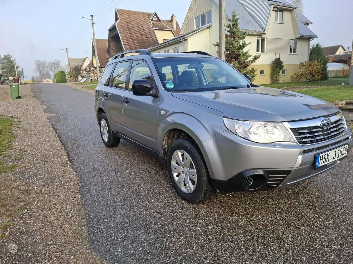 Subaru Forester 2011 — салон
