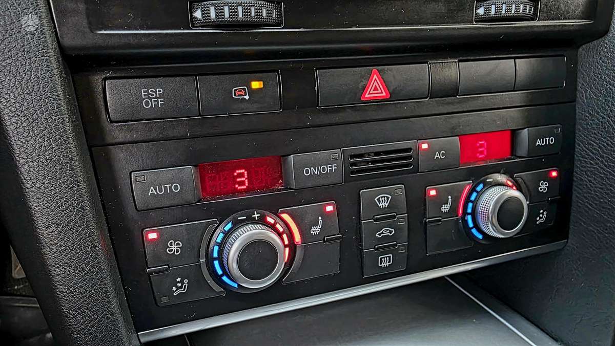 Audi A6 2011 — photo 28