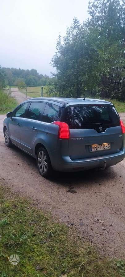 Peugeot 5008 2010 — салон