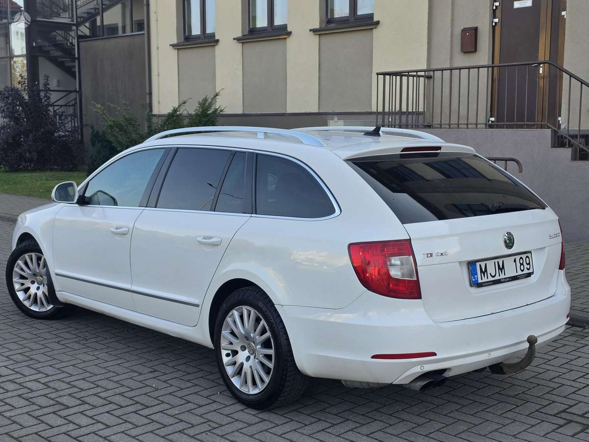 Skoda Superb 2010 — rear view