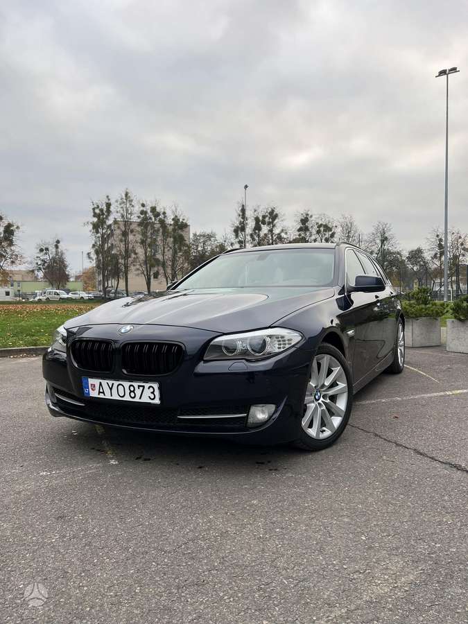 BMW 525 2011 — вигляд ззаду