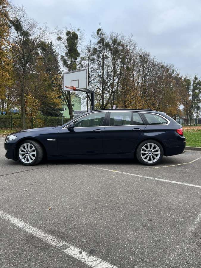 BMW 525 2011 — салон