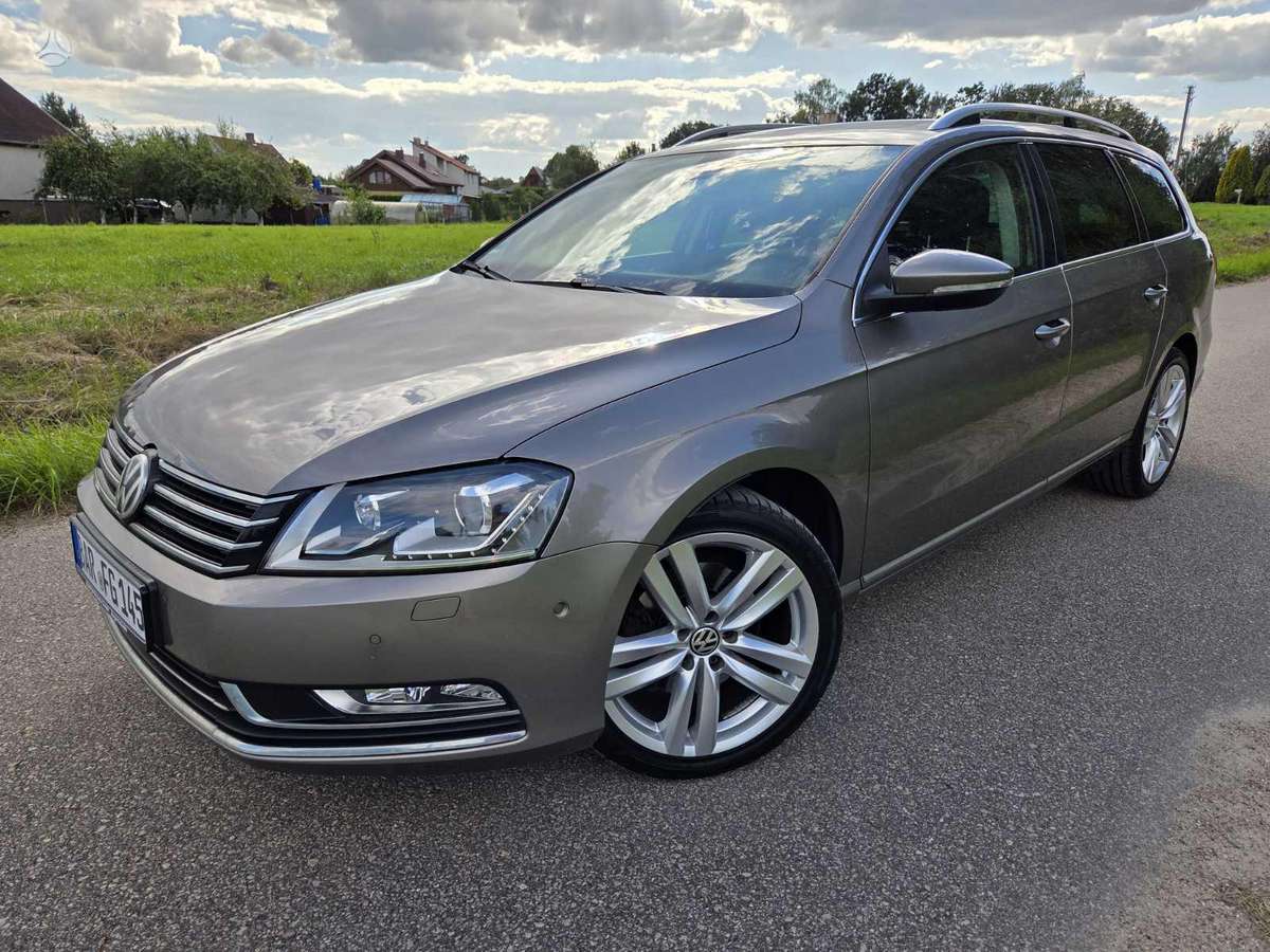 Volkswagen Passat 2011 — rear view