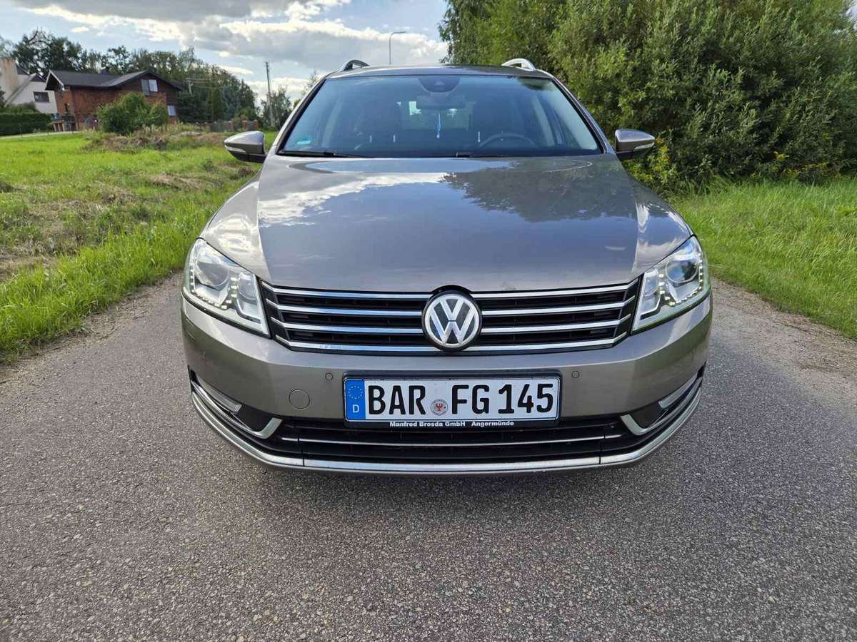 Volkswagen Passat 2011 — interior