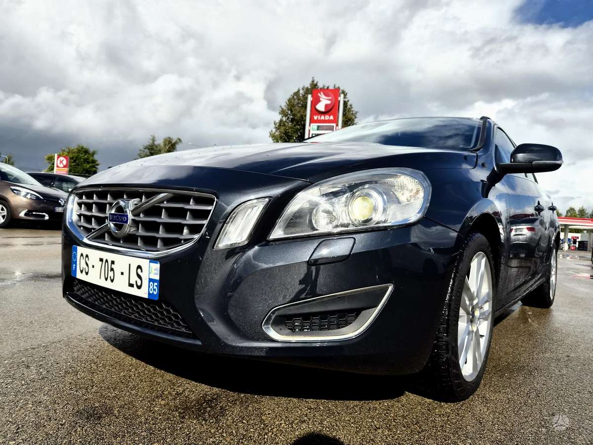 Volvo V60 2013 — салон