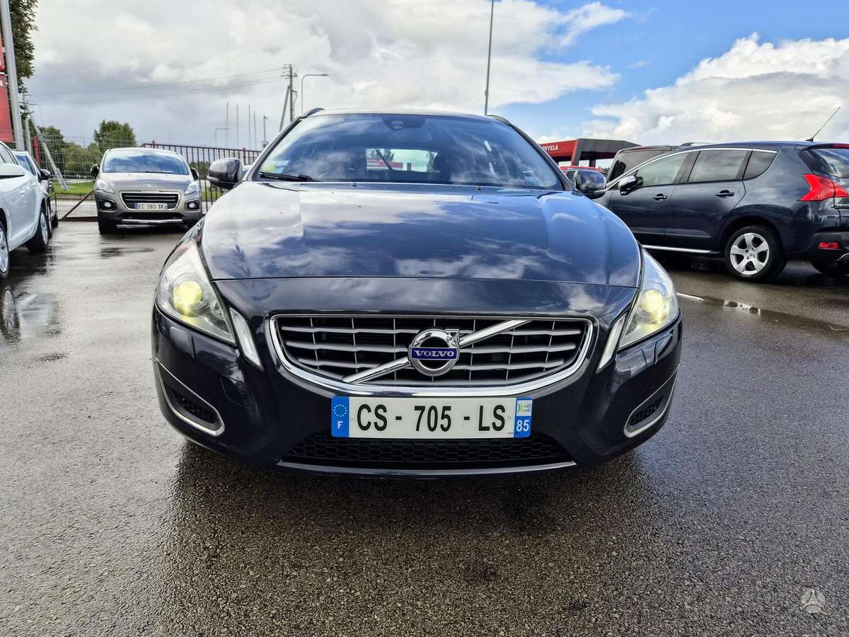 Volvo V60 2013 — двигун 2400 cm³, 215 HP (158kW)
