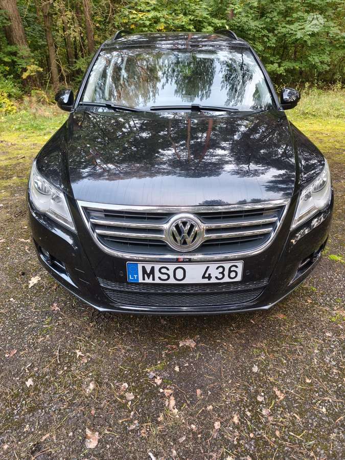 Volkswagen Tiguan 2011 — rear view