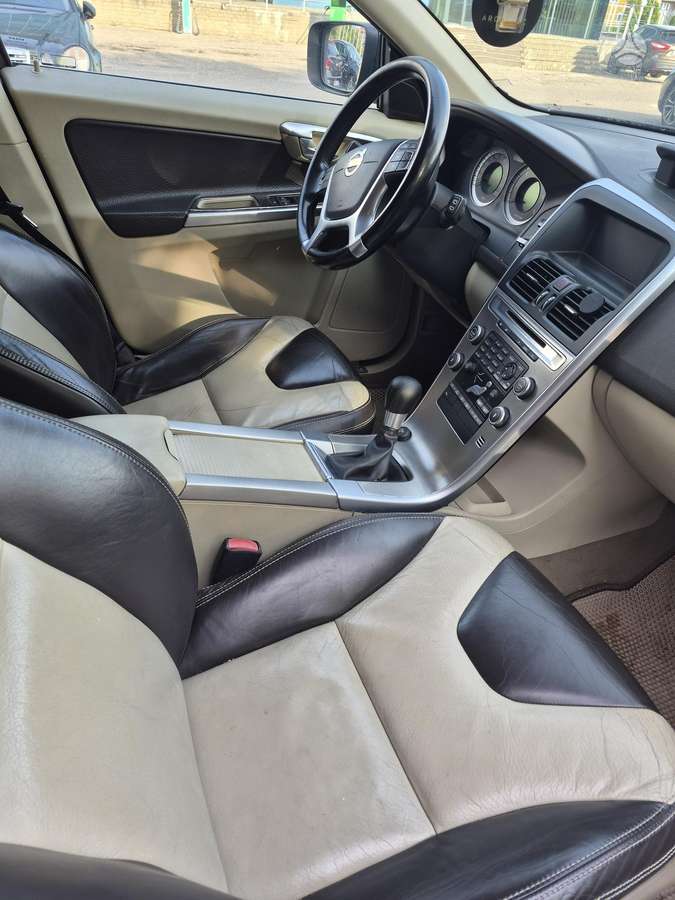 Volvo XC60 2010 — photo 11