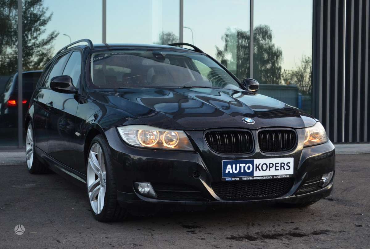 BMW 320 2009 — interior