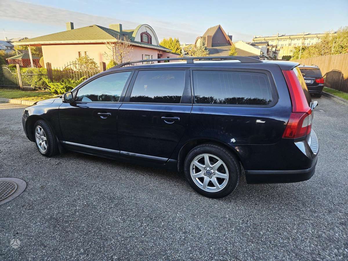 Volvo V70 2008 — rear view