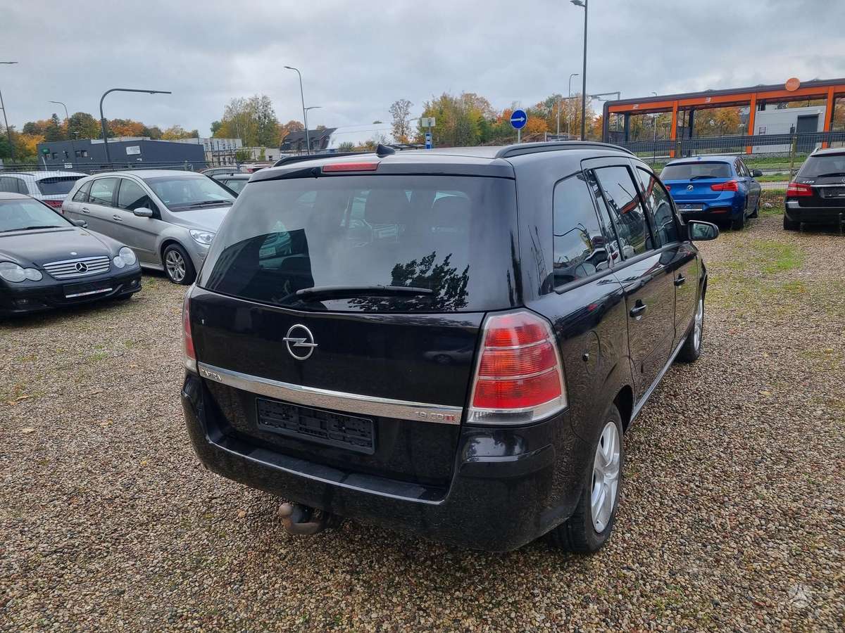 Opel Zafira 2007 — вигляд ззаду