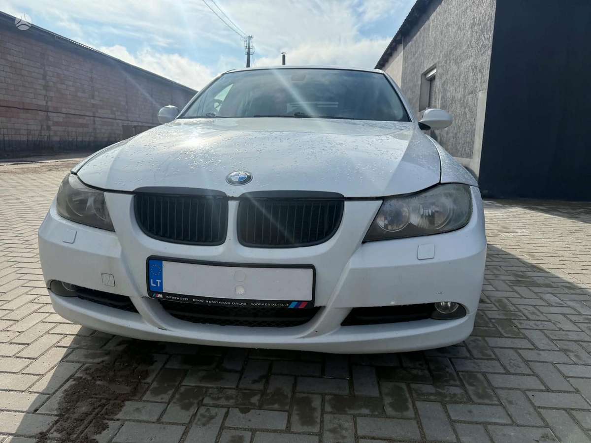 BMW 320 2007 — rear view