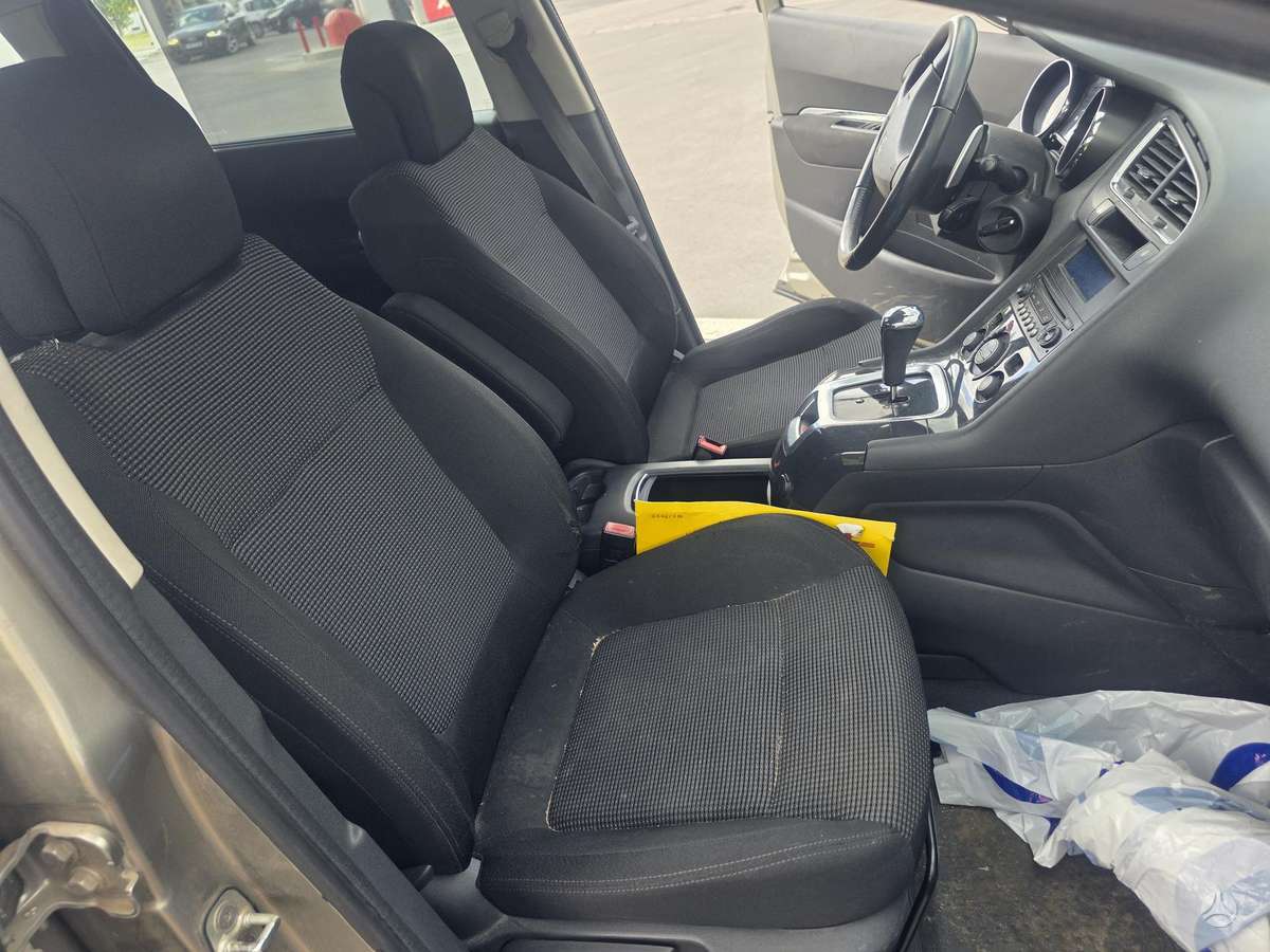 Peugeot 5008 2010 — photo 19