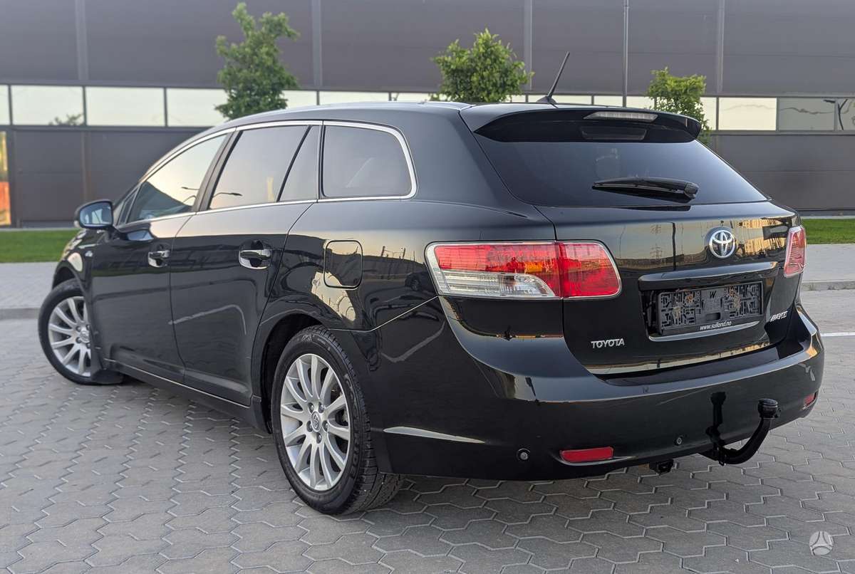 Toyota Avensis 2011 — фото 10
