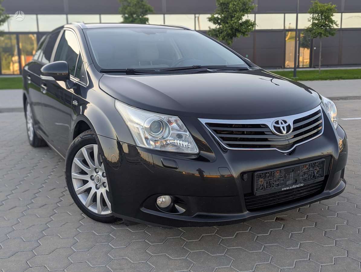 Toyota Avensis 2011 — вигляд ззаду