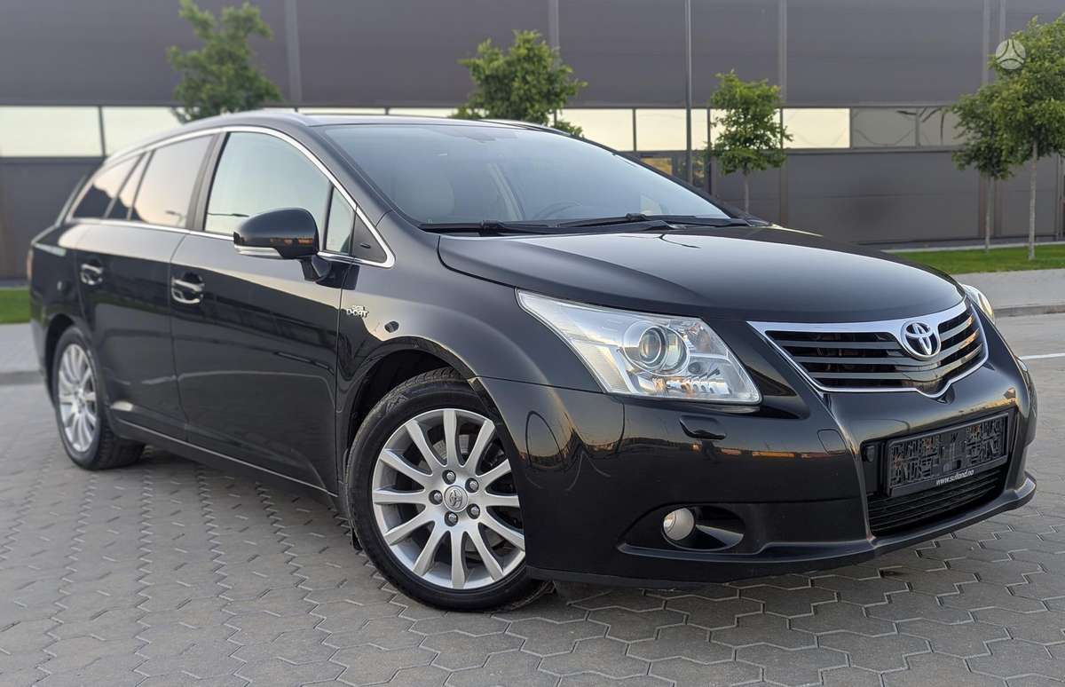Toyota Avensis 2011 — салон