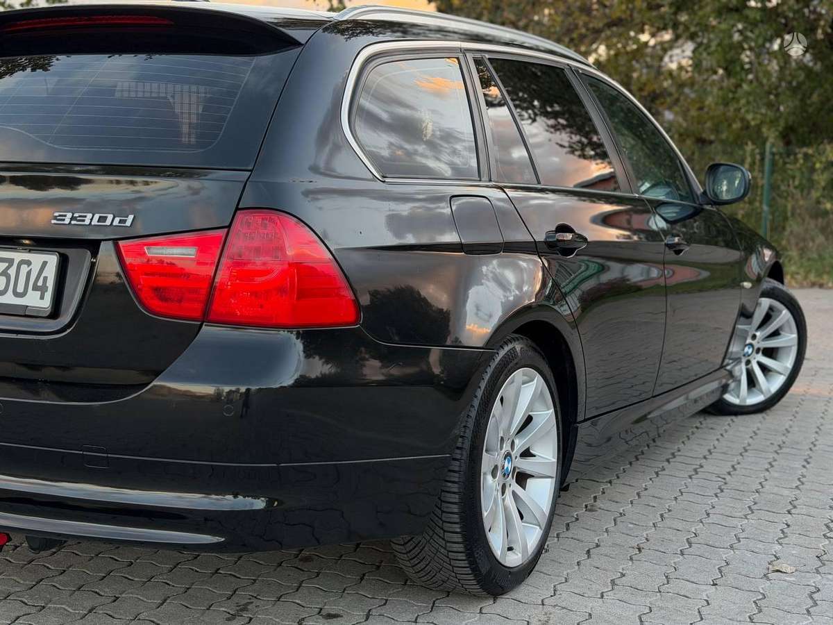 BMW 330 2011 — photo 15