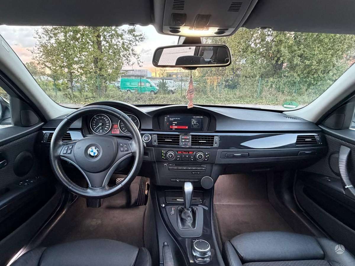 BMW 330 2011 — photo 17