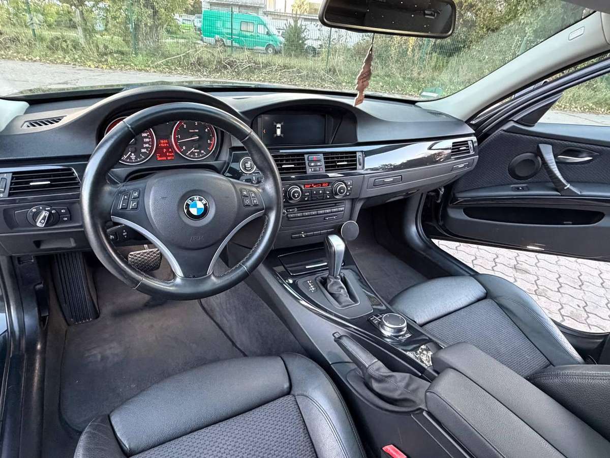 BMW 330 2011 — photo 18
