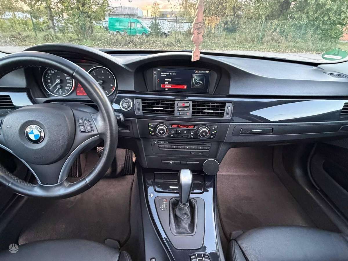 BMW 330 2011 — photo 19