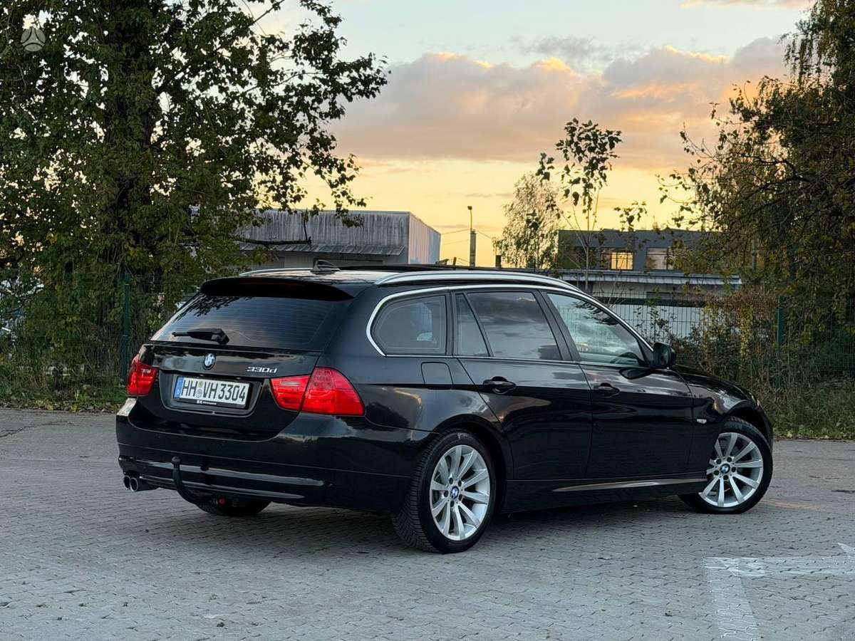 BMW 330 2011 — rear view