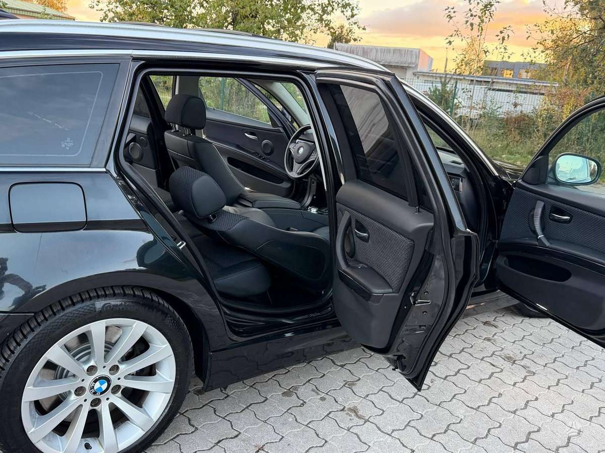 BMW 330 2011 — photo 22