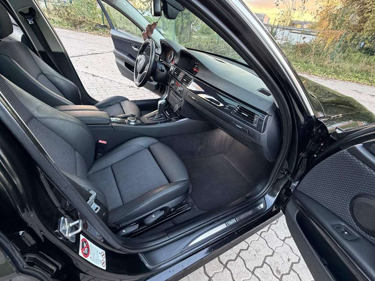 BMW 330 2011 — photo 23