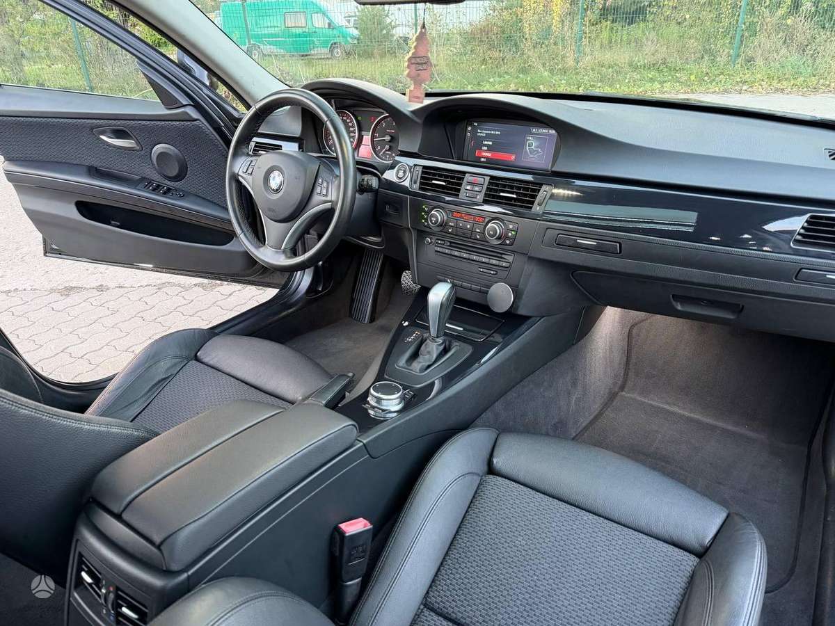 BMW 330 2011 — photo 25