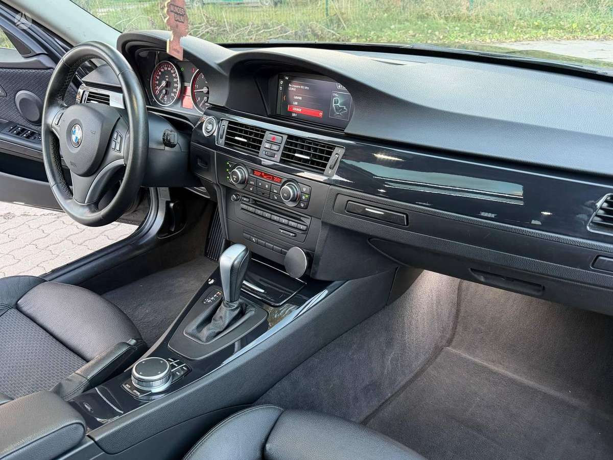 BMW 330 2011 — photo 26