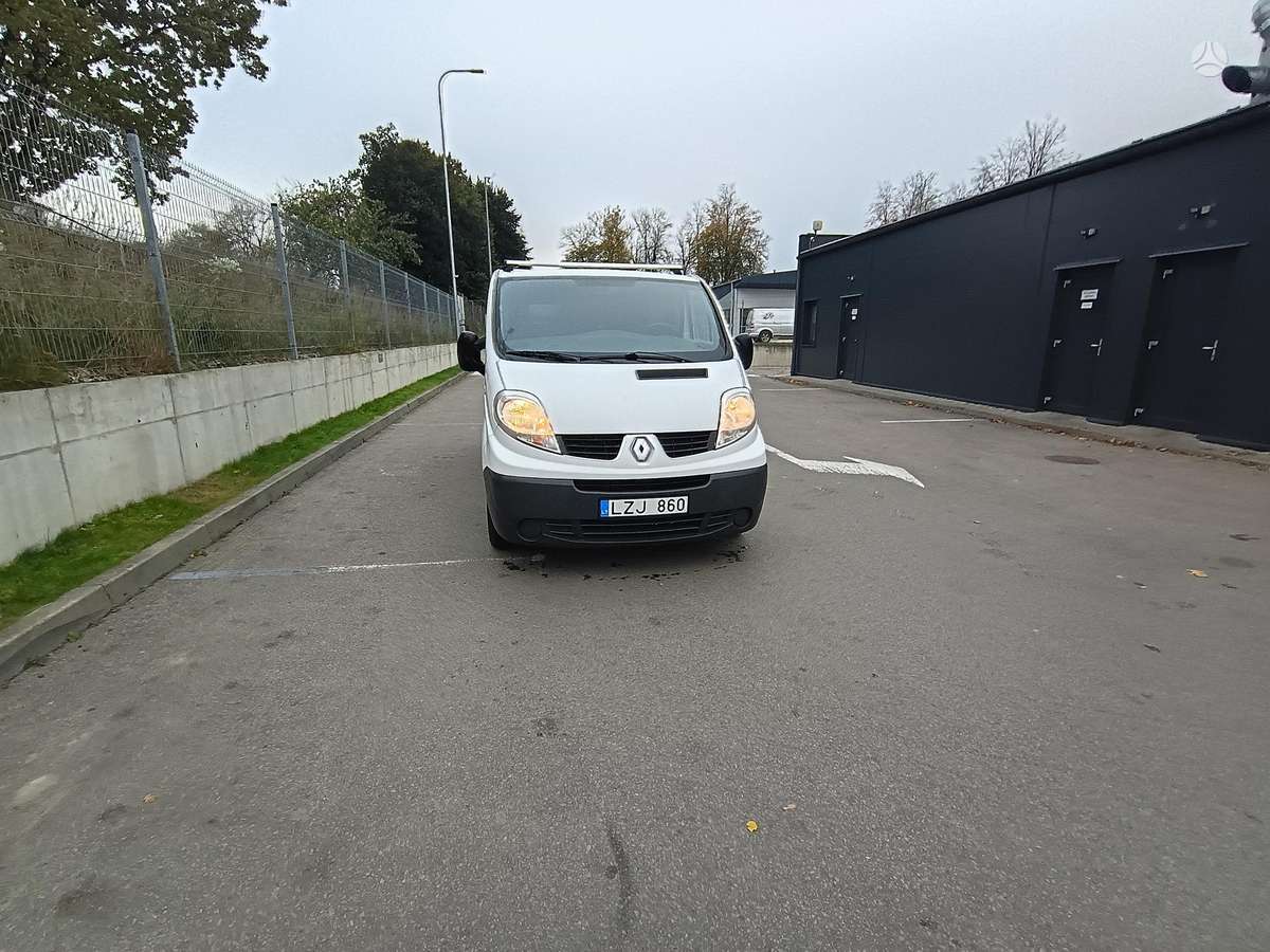 Renault Trafic 2011 — вигляд ззаду