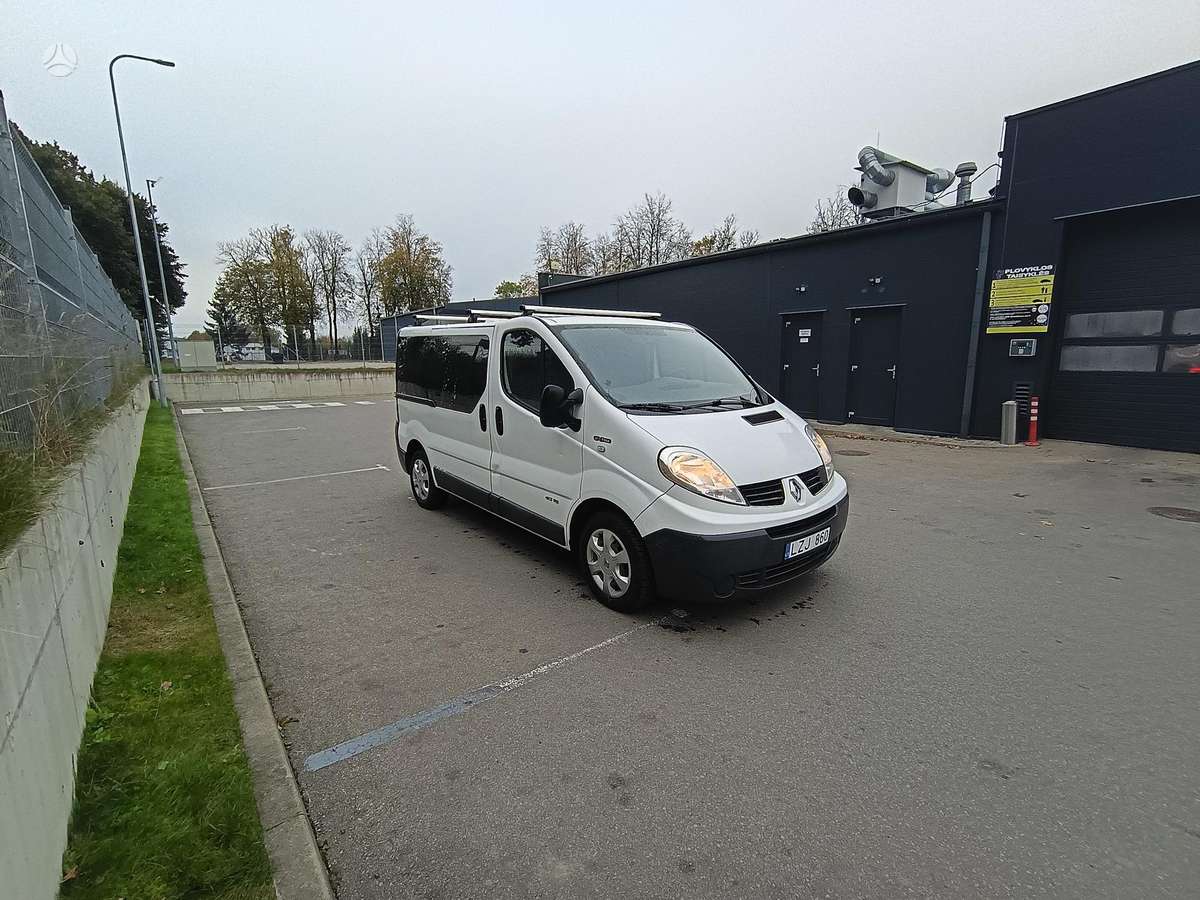 Renault Trafic 2011 — салон