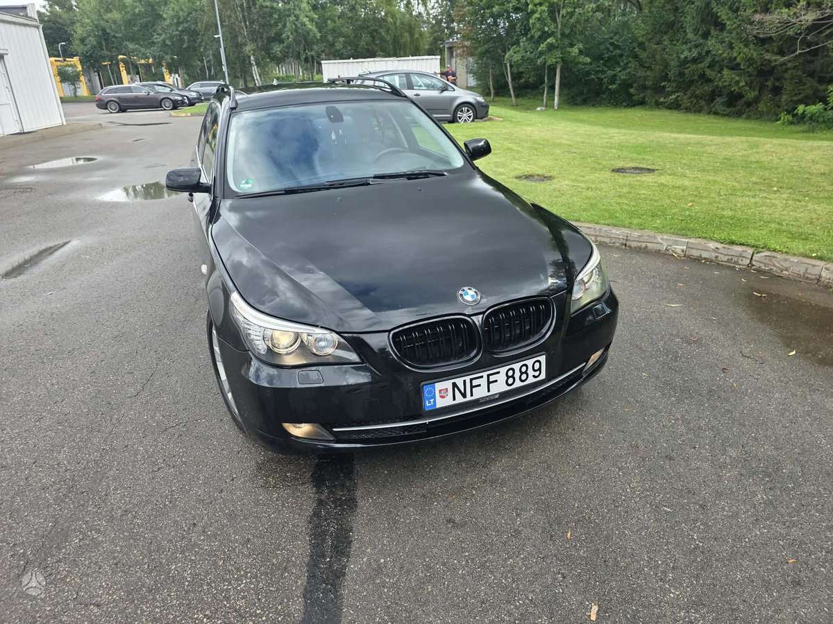 BMW 520 2009 — rear view