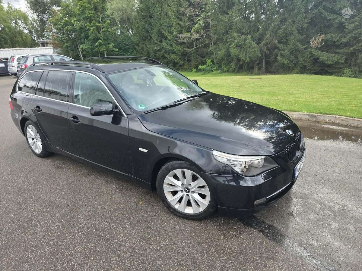 BMW 520 2009 — interior