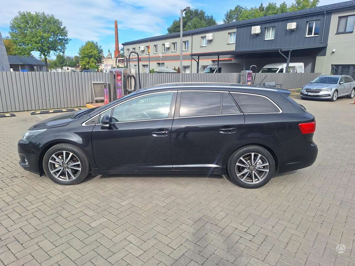 Toyota Avensis 2012 — rear view