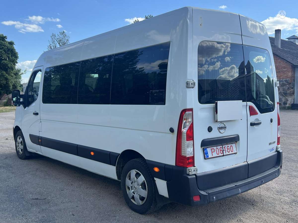 Nissan NV400 2015 — rear view