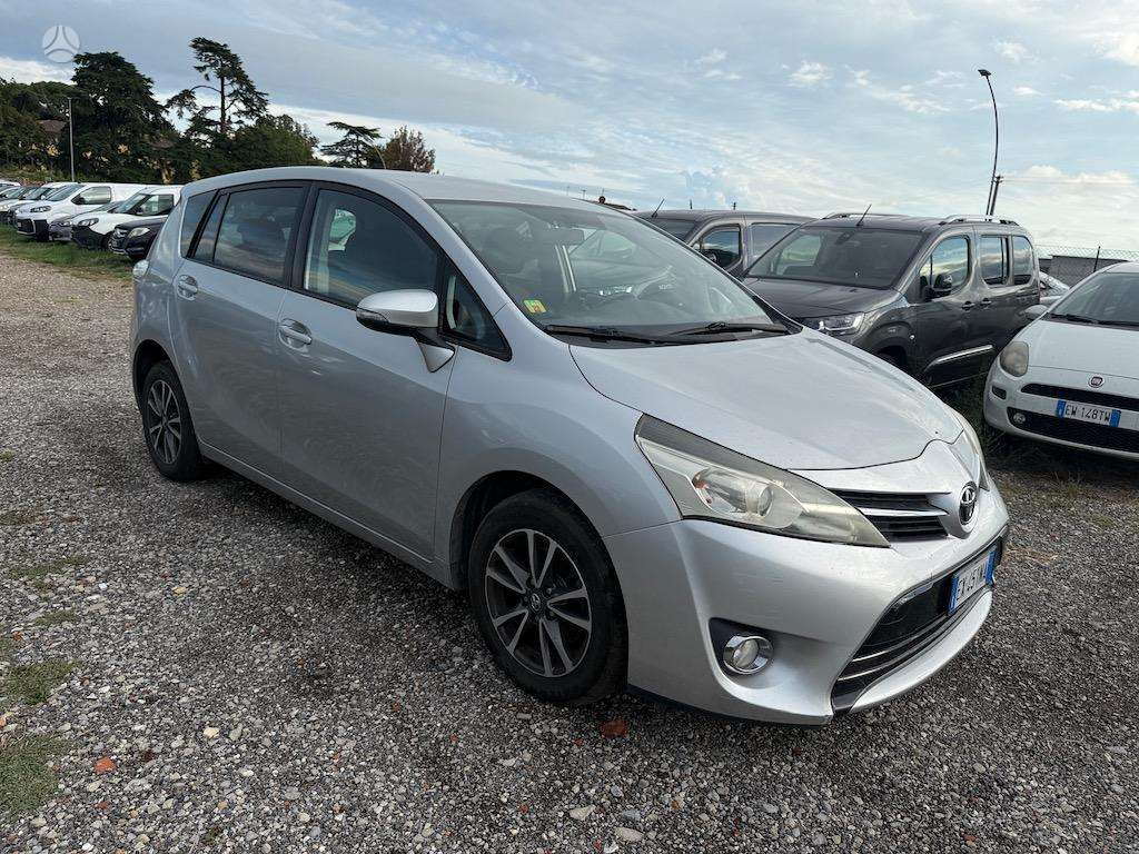 Toyota Verso 2014 — interior