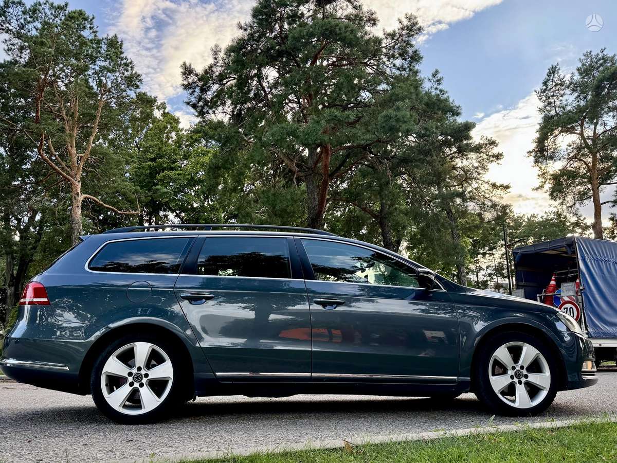 Volkswagen Passat 2012 — interior