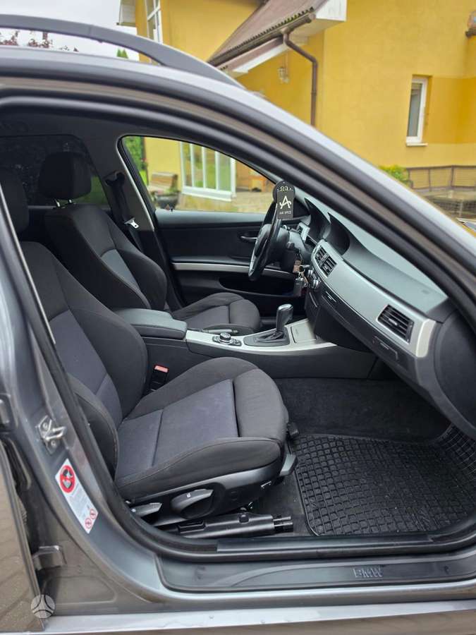 BMW 320 2010 — photo 12
