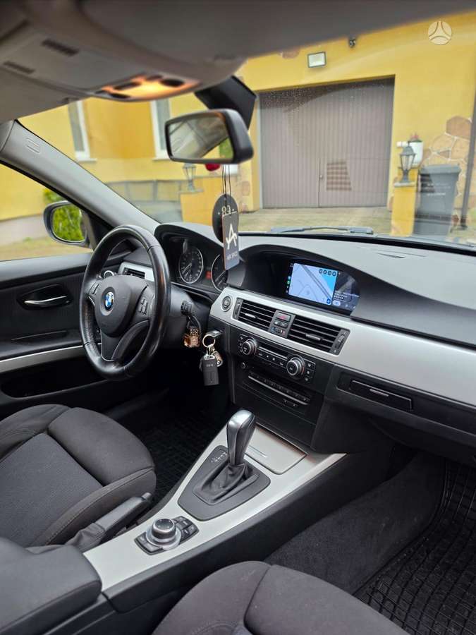 BMW 320 2010 — photo 16
