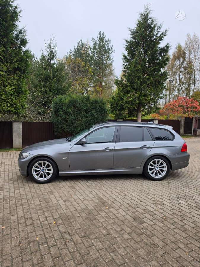 BMW 320 2010 — rear view
