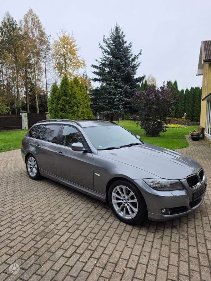 BMW 320 2010 — interior