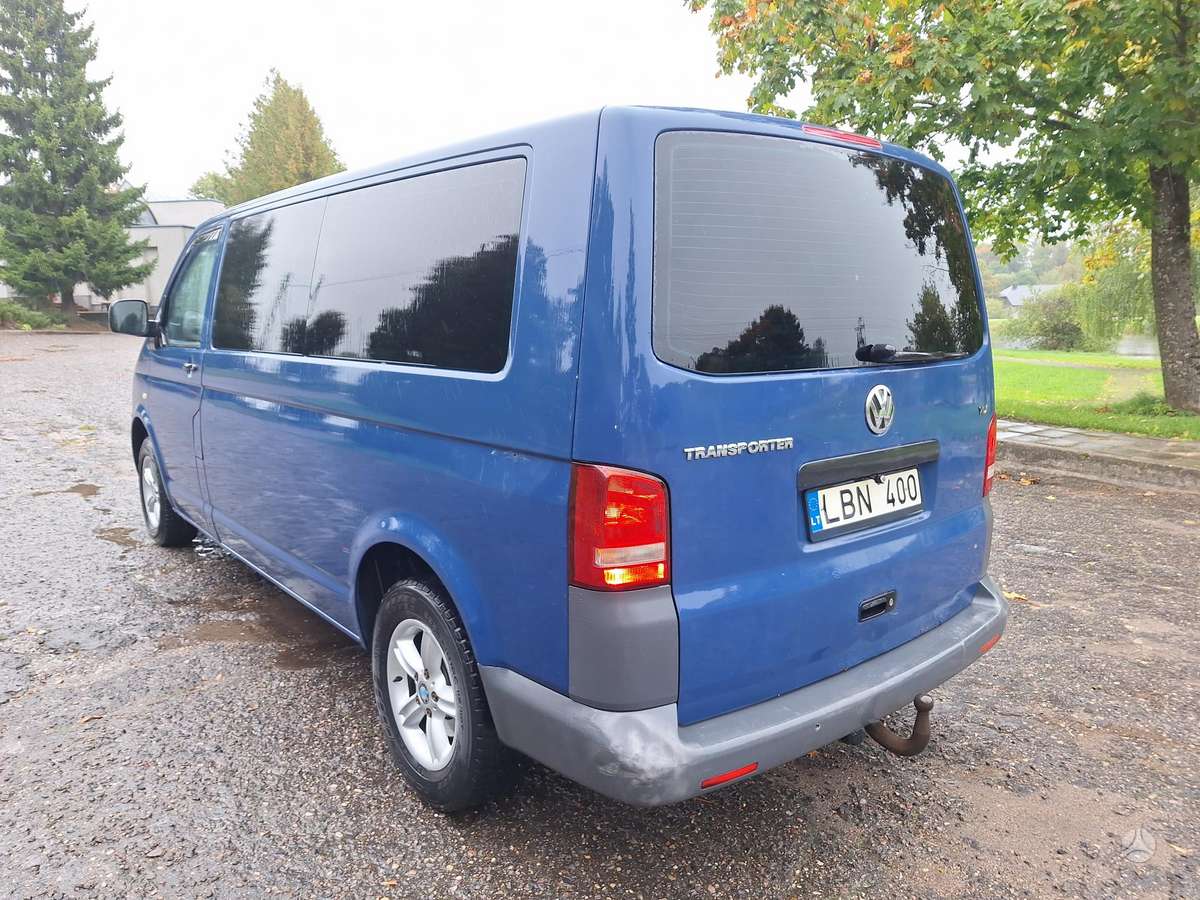 Volkswagen Caravelle 2007 — rear view