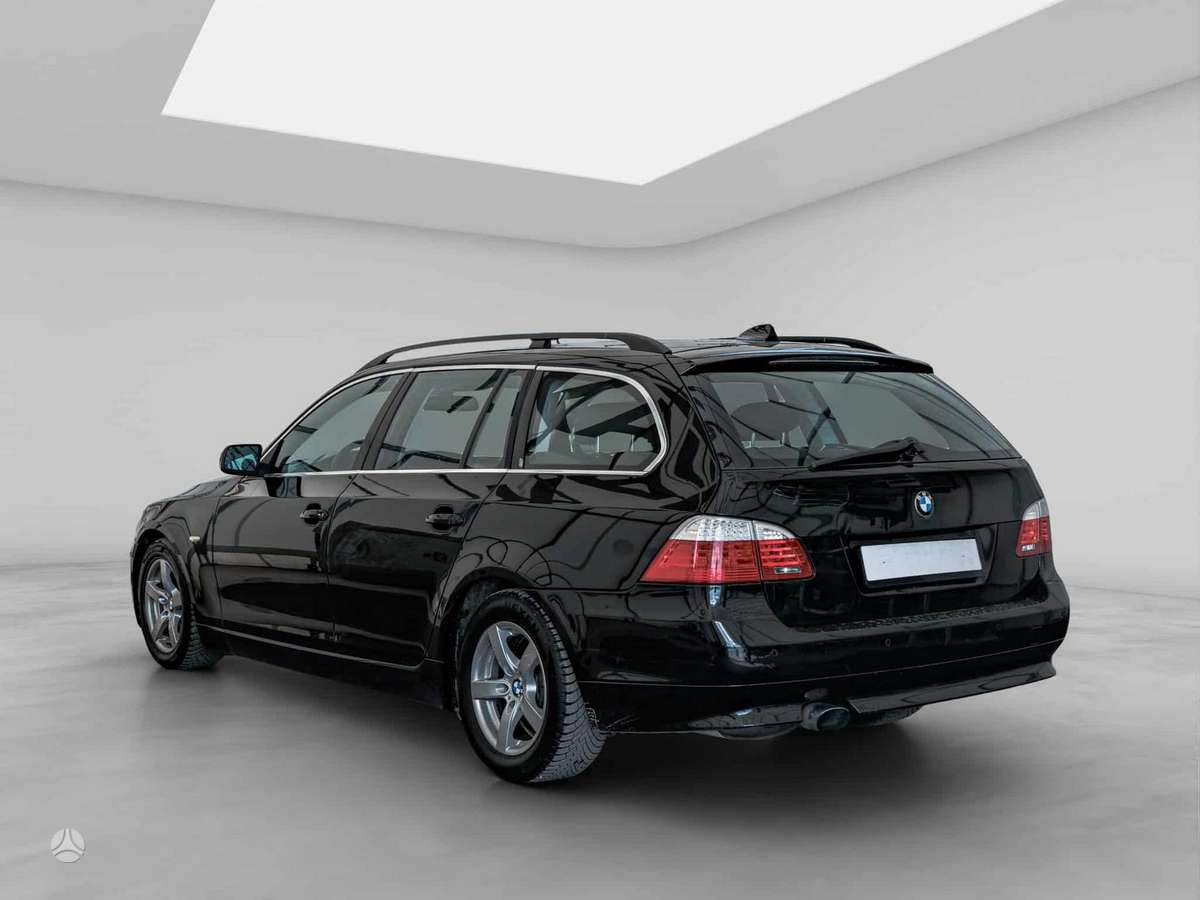 BMW 520 2009 — rear view