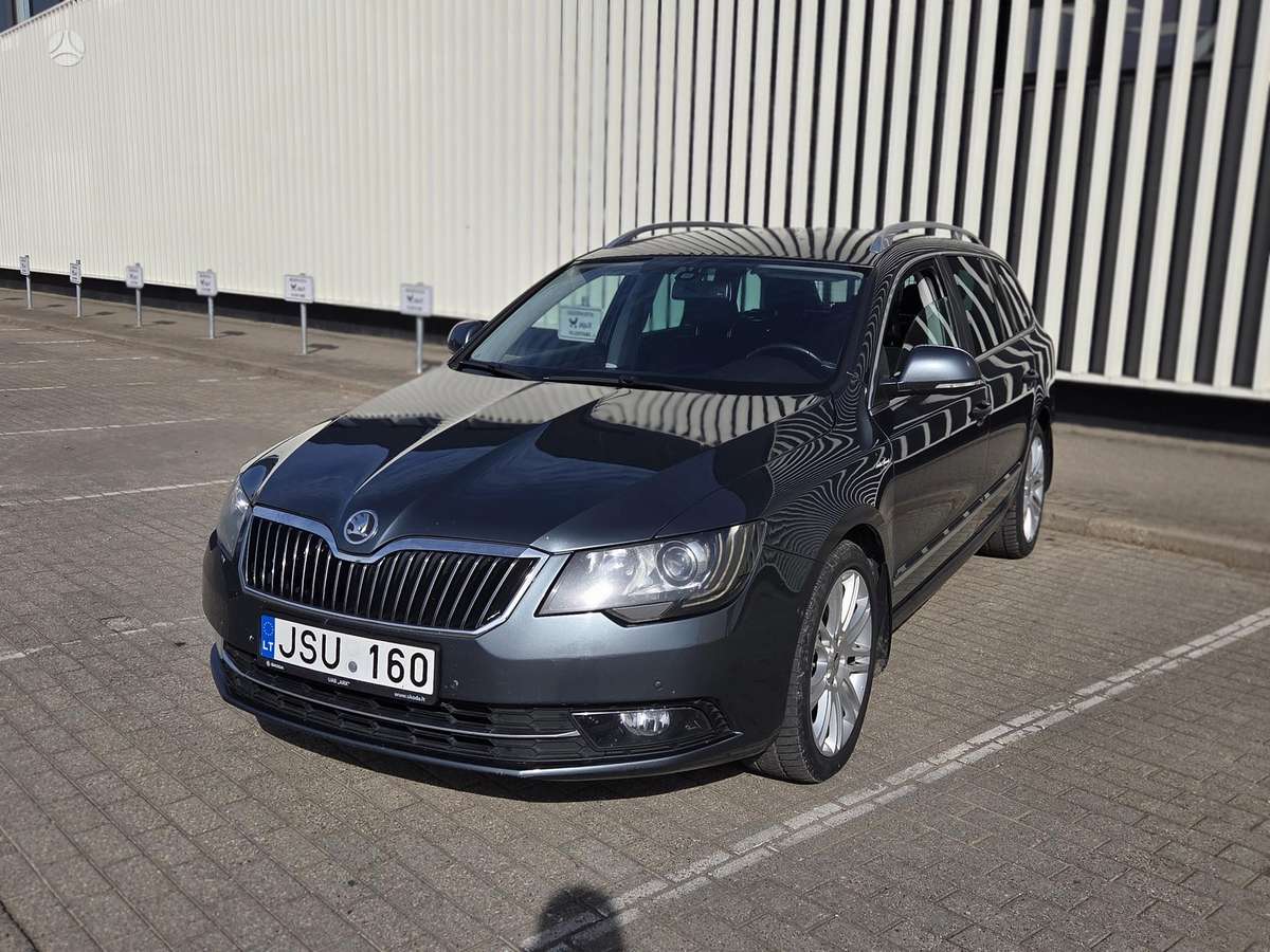 Skoda Superb 2013 — rear view