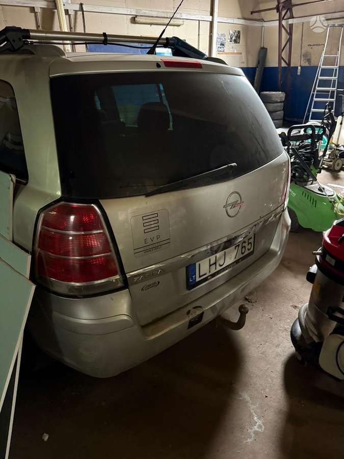 Opel Zafira 2008 — вигляд ззаду