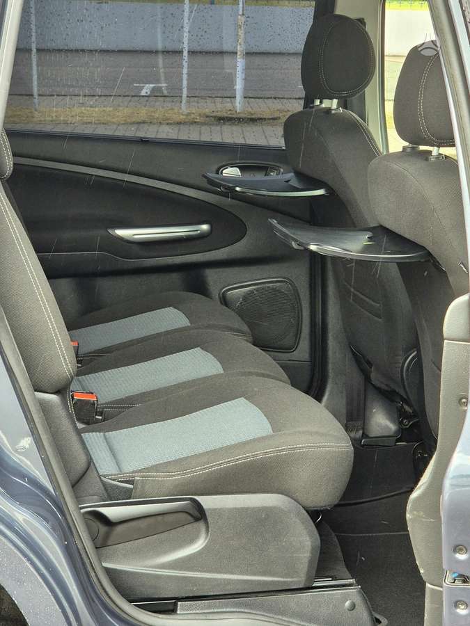 Ford Galaxy 2011 — photo 17